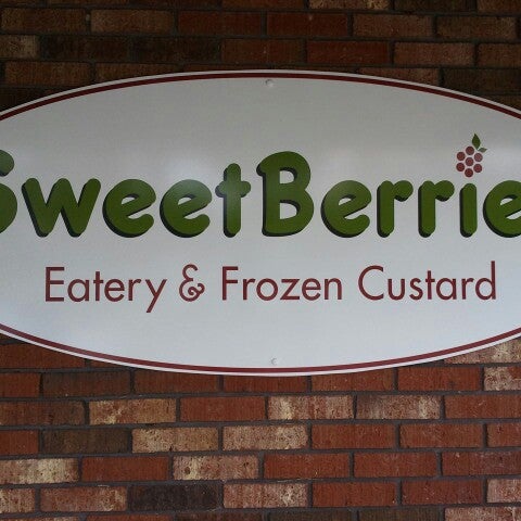 7/19/2013 tarihinde Dan L.ziyaretçi tarafından SweetBerries Eatery and Frozen Custard'de çekilen fotoğraf