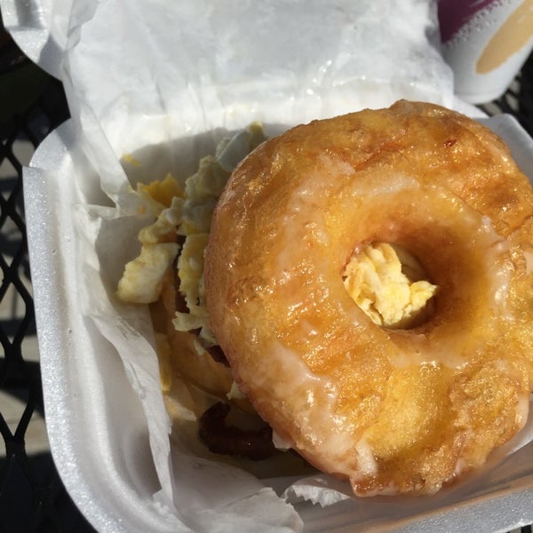 Das Foto wurde bei Freret Street Poboys &amp; Donuts von ⚜️RockdeLis.com⚜️ ~. am 10/25/2014 aufgenommen