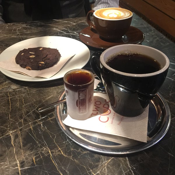 Das Foto wurde bei Two Cups Coffee von Herbivore am 12/8/2018 aufgenommen