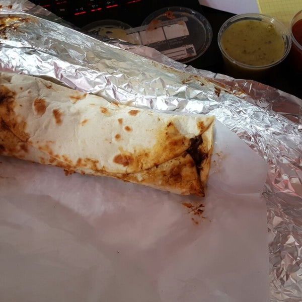 Toller Laden. Der BBQ-Burrito war zwar äußerst lecker, aber hatte wenig mit einen Burrito zu tun, wie ich ihn kenne. War eher eine Gulasch-Teigtasche. Zerfällt leicht. Die homemade Salsa ist klasse!