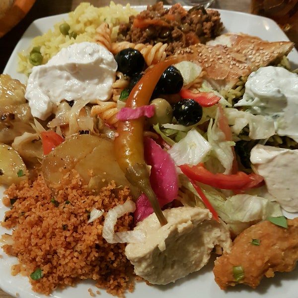 12/20/2016에 Andy G.님이 Salut Mediterranean Food &amp; Catering에서 찍은 사진