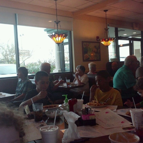 รูปภาพถ่ายที่ Dutch Valley Restaurant โดย Jessica S. เมื่อ 2/24/2013