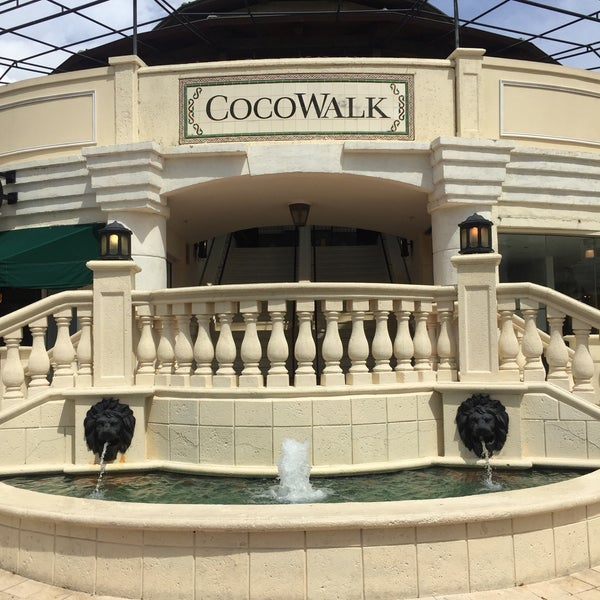 Foto tirada no(a) CocoWalk Shopping Center por Ana Cristina K. em 9/23/2017
