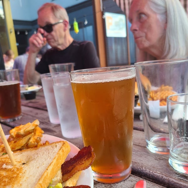 รูปภาพถ่ายที่ Max&#39;s Fanno Creek Brew Pub โดย Brian L. เมื่อ 7/17/2021