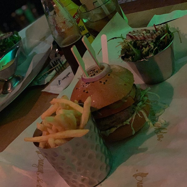 รูปภาพถ่ายที่ Burger &amp; Lobster โดย Saif เมื่อ 2/26/2020