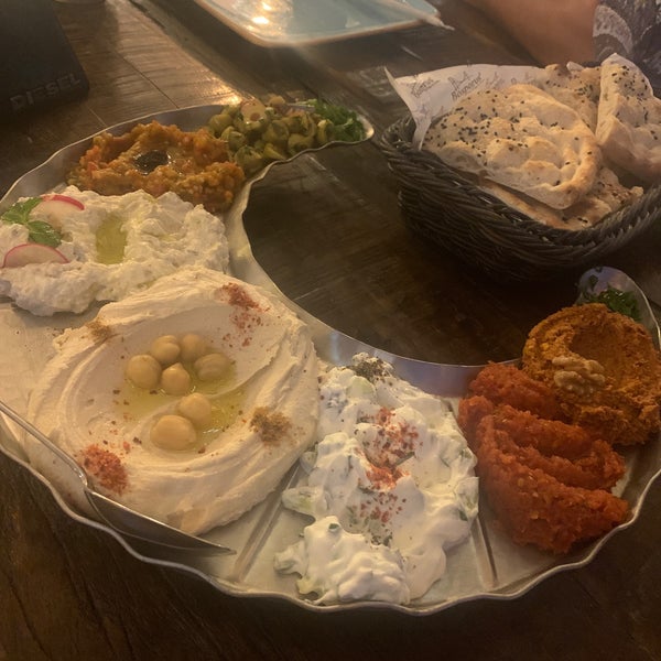 Das Foto wurde bei Bosporus Restaurant von Ahmed. am 10/11/2019 aufgenommen