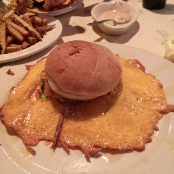 Foto diambil di Brewburgers oleh Lisa C. pada 2/2/2014