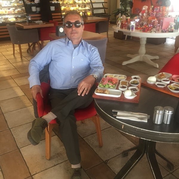 Foto tirada no(a) Efes Cafe &amp; Patisserie por TC Özhan Z. em 4/24/2019