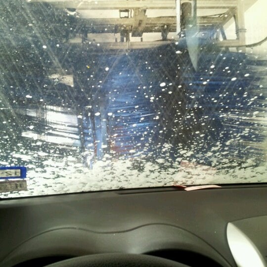 Снимок сделан в The Bubble Bath Car Wash пользователем Vince M. 11/21/2012