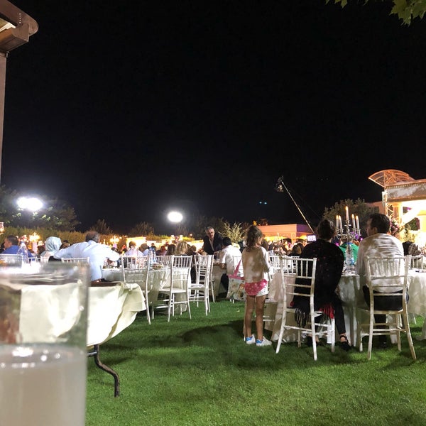 Foto diambil di Altınkalp Restaurant Düğün Salonu oleh Mikeeee pada 7/28/2018