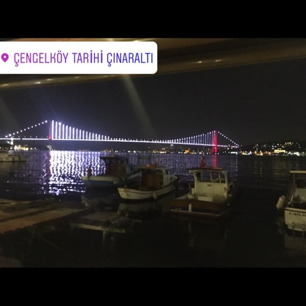 Foto tirada no(a) Çengelköy Tarihi Çınaraltı Çay Bahçesi por Furkan em 10/13/2017