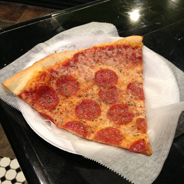 Great pepperoni pizza! Amazing that they are open late!!!