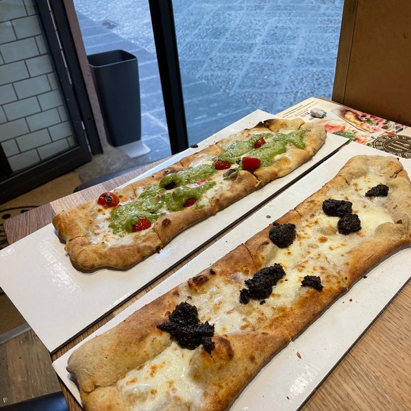 Foto tirada no(a) Mangia Pizza Firenze por Sultan em 8/18/2022