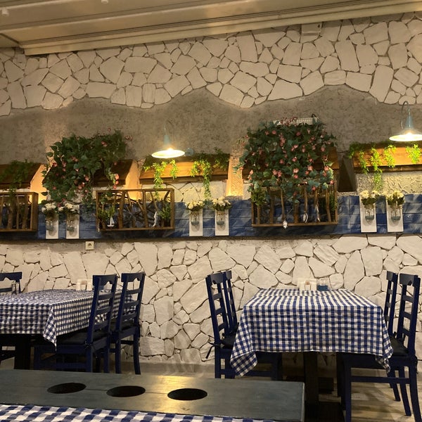 Foto diambil di Zeytinlik Restoran oleh Türker O. pada 4/20/2022