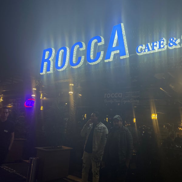 Photo prise au Rocca Cafe &amp; Lounge par A S. le5/9/2022