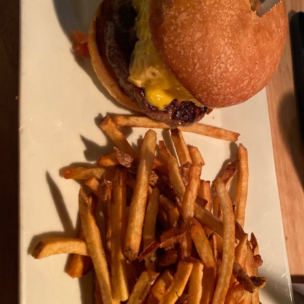 Foto scattata a Flipside Burgers &amp; Bar da A S. il 2/23/2021