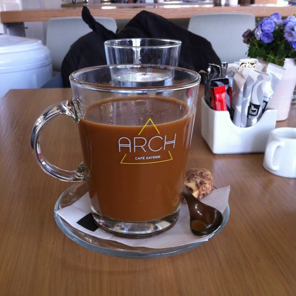 3/6/2015 tarihinde Kostas G.ziyaretçi tarafından Arch Cafe Eaterie'de çekilen fotoğraf