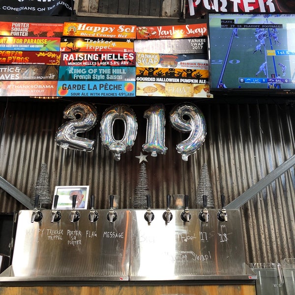 1/6/2019 tarihinde Margaret M.ziyaretçi tarafından Somerville Brewing (aka Slumbrew) Brewery + Taproom'de çekilen fotoğraf