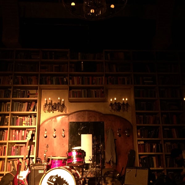 Photo prise au Hemingway&#39;s Lounge par Ashley F. le12/10/2014