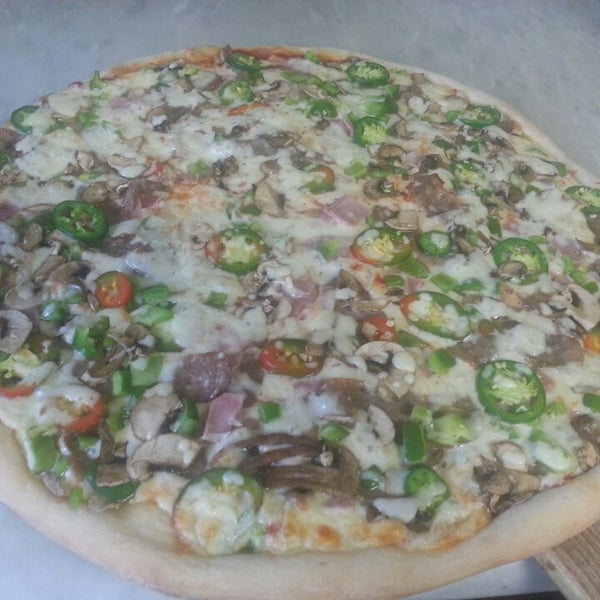 6/8/2013 tarihinde Richard M.ziyaretçi tarafından Luigi&#39;s Pizza'de çekilen fotoğraf