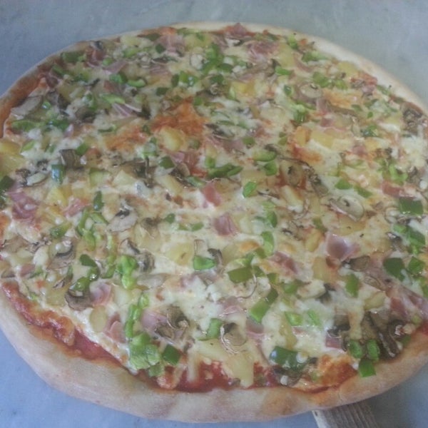 6/8/2013 tarihinde Richard M.ziyaretçi tarafından Luigi&#39;s Pizza'de çekilen fotoğraf