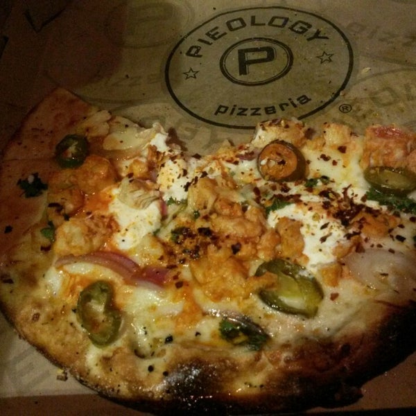 Das Foto wurde bei Pieology Pizzeria von Madam F. am 9/27/2014 aufgenommen