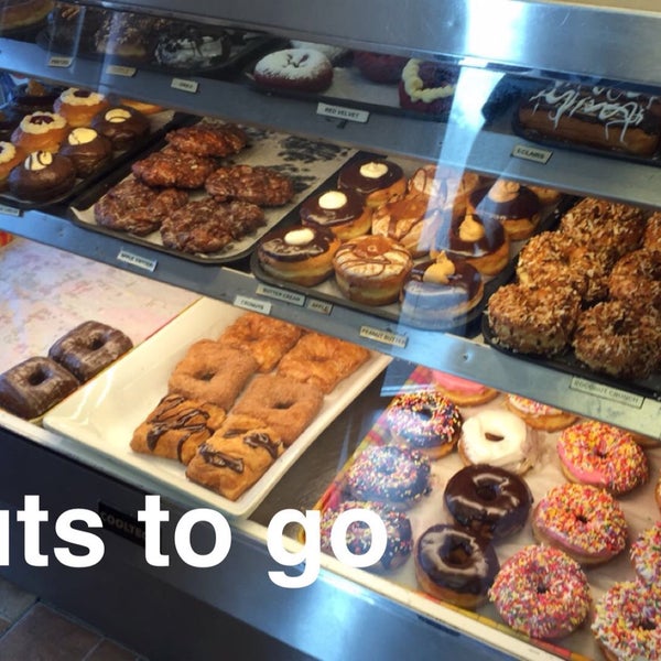 รูปภาพถ่ายที่ Donuts To Go โดย Gary M. เมื่อ 8/25/2015