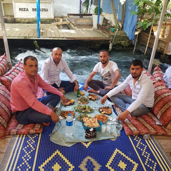 Das Foto wurde bei Beyaz Su Nebi Usta&#39;nın Yeri Dicle Restoran von Nebil A. am 9/30/2019 aufgenommen