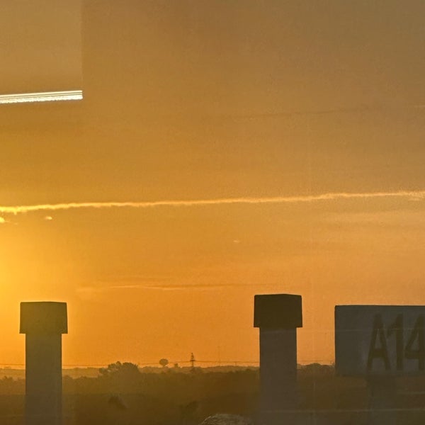 รูปภาพถ่ายที่ San Antonio International Airport (SAT) โดย Hard R. เมื่อ 10/2/2023