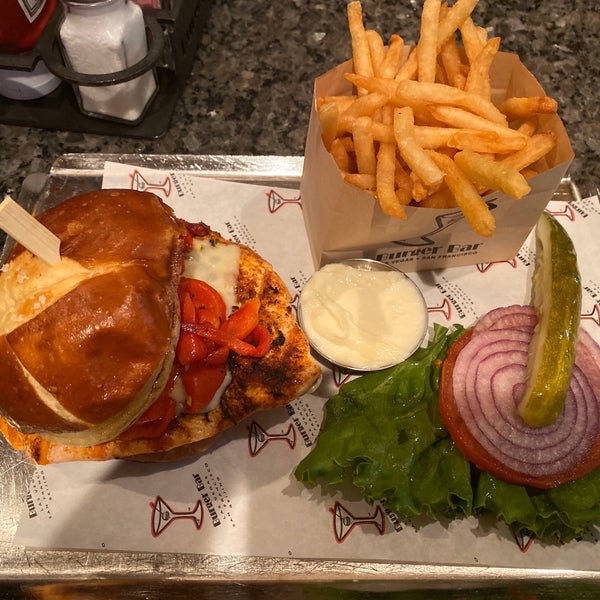 10/16/2019 tarihinde Yesika L.ziyaretçi tarafından Burger Bar'de çekilen fotoğraf