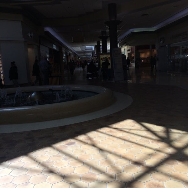 รูปภาพถ่ายที่ Eglinton Square Shopping Centre โดย Keith F. เมื่อ 4/2/2014