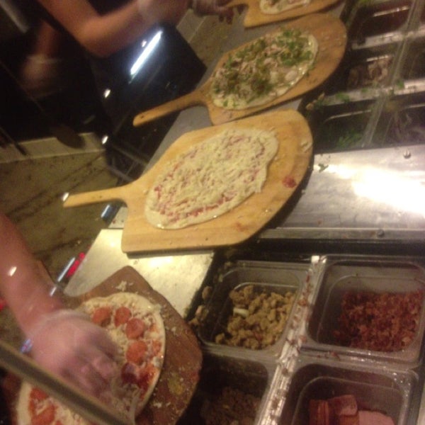 รูปภาพถ่ายที่ Pieology Pizzeria โดย Sarah K. เมื่อ 1/6/2013