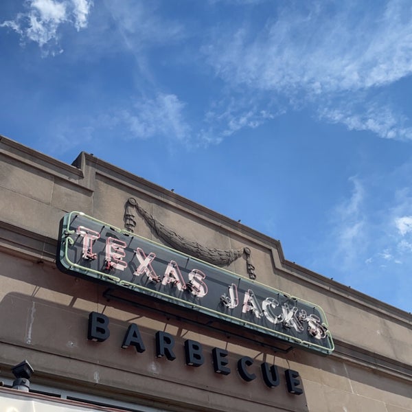 Foto diambil di Texas Jack&#39;s Barbecue oleh Abdulaziz pada 8/5/2022