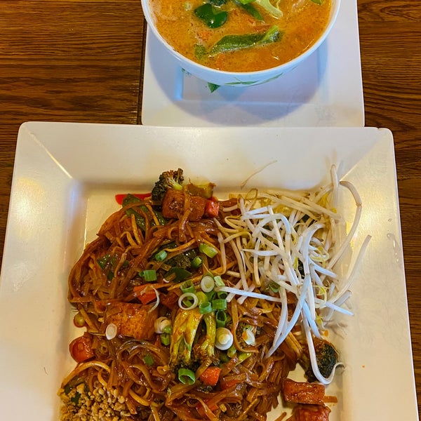 Снимок сделан в NaraDeva Thai Restaurant пользователем kat 9/9/2021