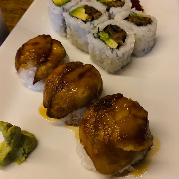Foto tirada no(a) Momo Sushi Shack por kat em 4/16/2021