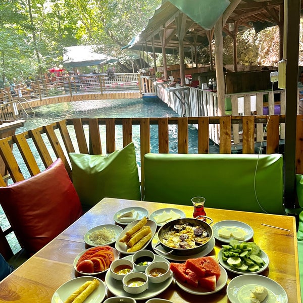 Foto tirada no(a) Yuvarlakçay Çınar Restaurant&amp;Butik Otel por Parsto o. em 8/15/2022