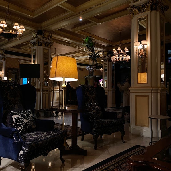 รูปภาพถ่ายที่ The Lenox Hotel โดย HA. เมื่อ 10/30/2022