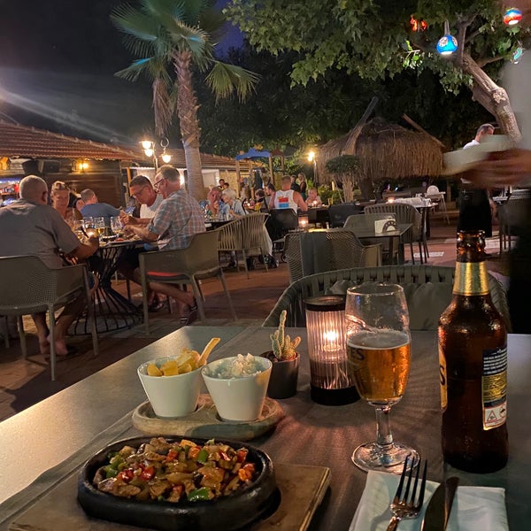 Photo taken at Green Beach Restaurant by Yusuf Gürbüz on 9/1/2022