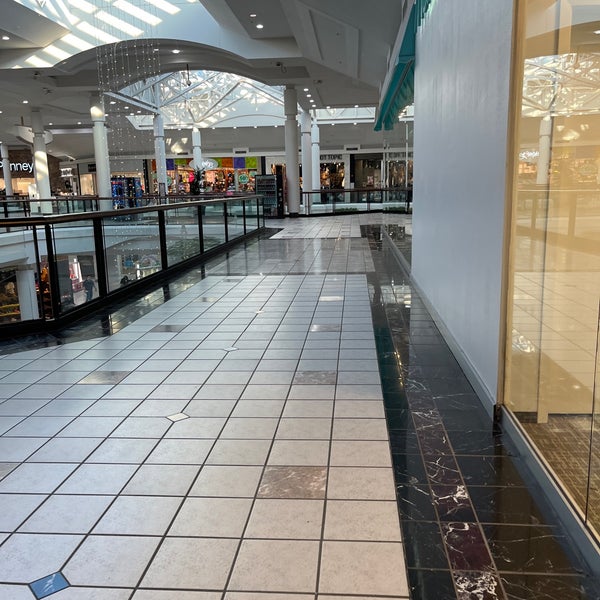 รูปภาพถ่ายที่ The Mall at Fairfield Commons โดย Tony S. เมื่อ 12/13/2023