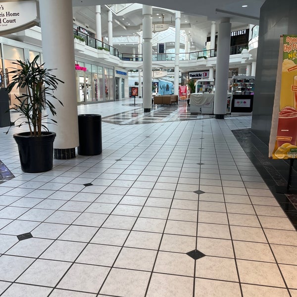 9/4/2023 tarihinde Tony S.ziyaretçi tarafından The Mall at Fairfield Commons'de çekilen fotoğraf