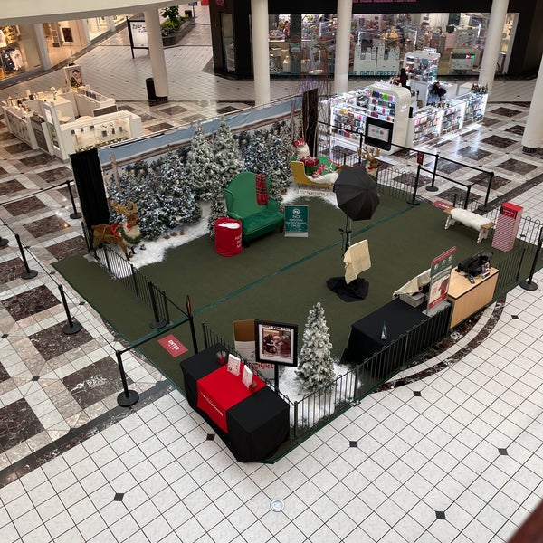รูปภาพถ่ายที่ The Mall at Fairfield Commons โดย Tony S. เมื่อ 11/15/2023