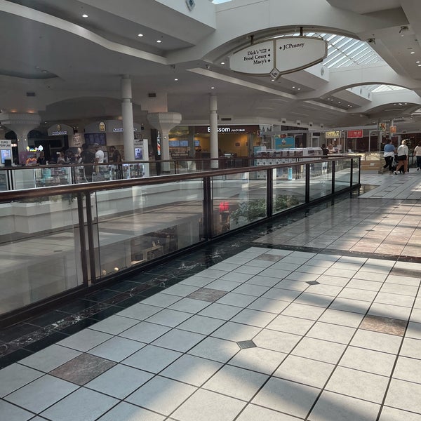 รูปภาพถ่ายที่ The Mall at Fairfield Commons โดย Tony S. เมื่อ 9/7/2023