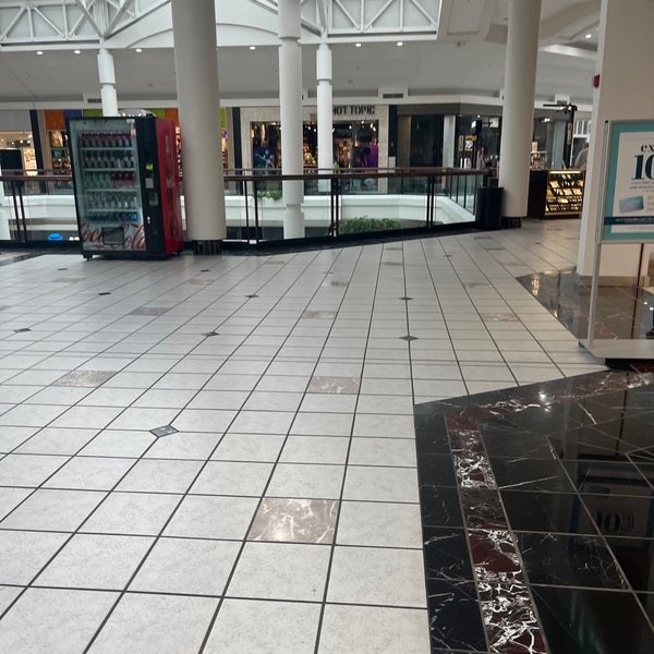 10/20/2023 tarihinde Tony S.ziyaretçi tarafından The Mall at Fairfield Commons'de çekilen fotoğraf