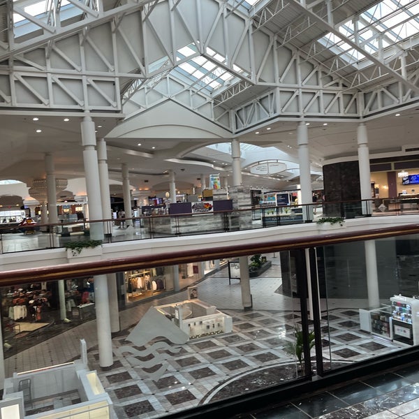 รูปภาพถ่ายที่ The Mall at Fairfield Commons โดย Tony S. เมื่อ 9/5/2023