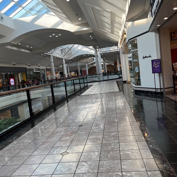 รูปภาพถ่ายที่ The Mall at Fairfield Commons โดย Tony S. เมื่อ 1/11/2024