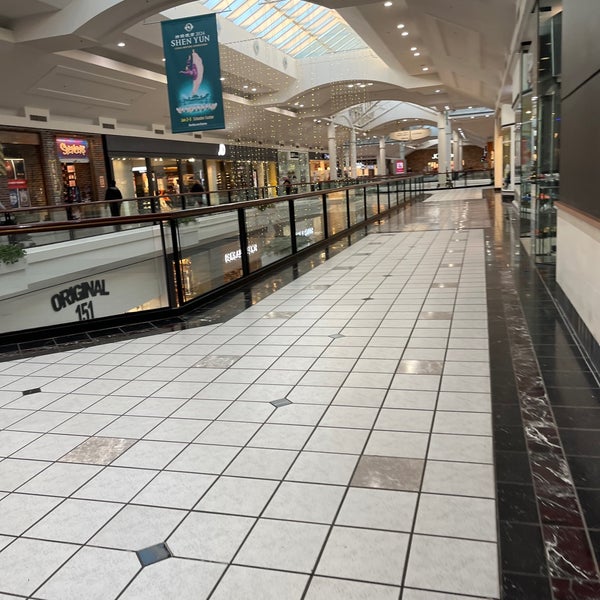 รูปภาพถ่ายที่ The Mall at Fairfield Commons โดย Tony S. เมื่อ 12/11/2023