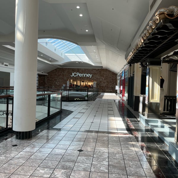 รูปภาพถ่ายที่ The Mall at Fairfield Commons โดย Tony S. เมื่อ 8/31/2023