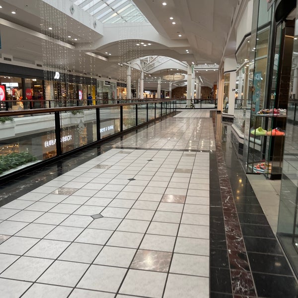 รูปภาพถ่ายที่ The Mall at Fairfield Commons โดย Tony S. เมื่อ 11/27/2023