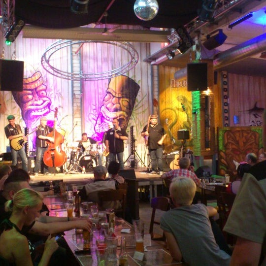 Foto diambil di Hapa Haole - Tiki Diner &amp; Music Bar oleh Sylvia N. pada 7/13/2013
