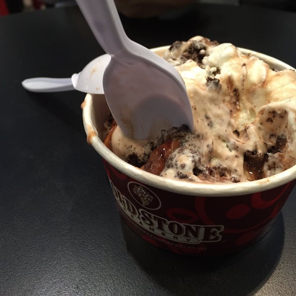 Photo taken at Cold Stone Creamery by Kamon S. on 7/26/2016